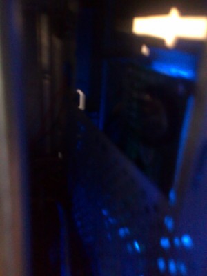 Zadní část předního displaye, na které bliká červěne dioda