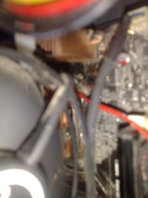 3.jpg (93.9 KiB) Zobrazeno 479 x Červený drátek = čidlo cpu omotané kolem měděných částí chladeče