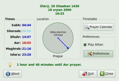 Prayer Times. Navolil jsem Prahu, šipka ukazuje směrem k Mekce. Vlevo jsou doporučené časy modliteb.
