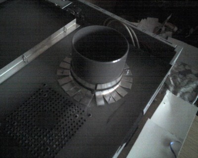 Celkový pohled na otočenou bočnici s namontovaným komínem. Za komínem je vidět část vyztužení bočnice proti vibracím vyrobené z pásku pozink plechu o šíři cca 3cm, který jsem ohnul do &quot;Vingle&quot; o straně cca 1,5 cm